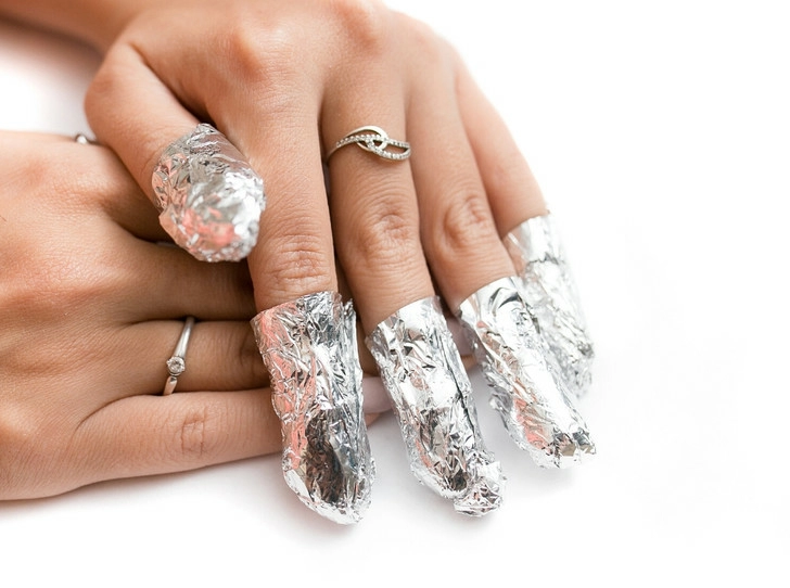 Пиляємо чи розчиняємо: як безпечніше знімати гель-лак?